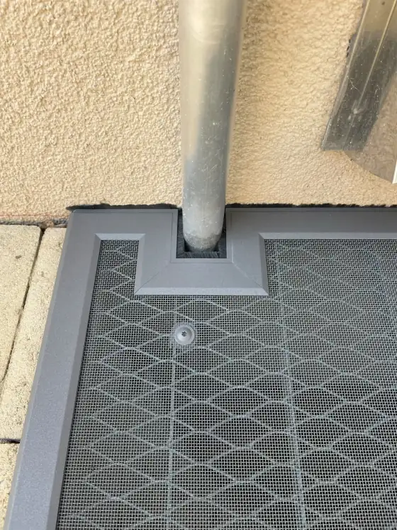 Maßgefertigte Lichtschachtabdeckung mit Aussparung für ein Fallrohr